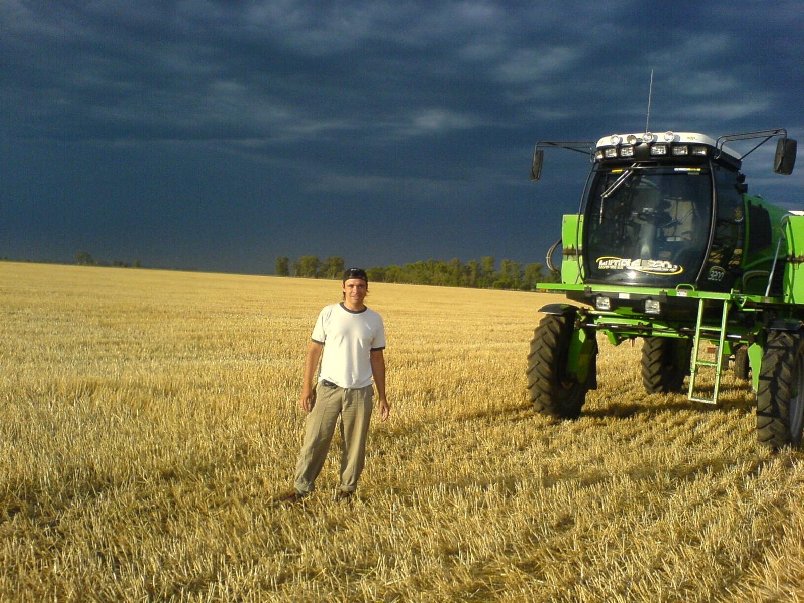 En el lote, junto a la pulverizadora