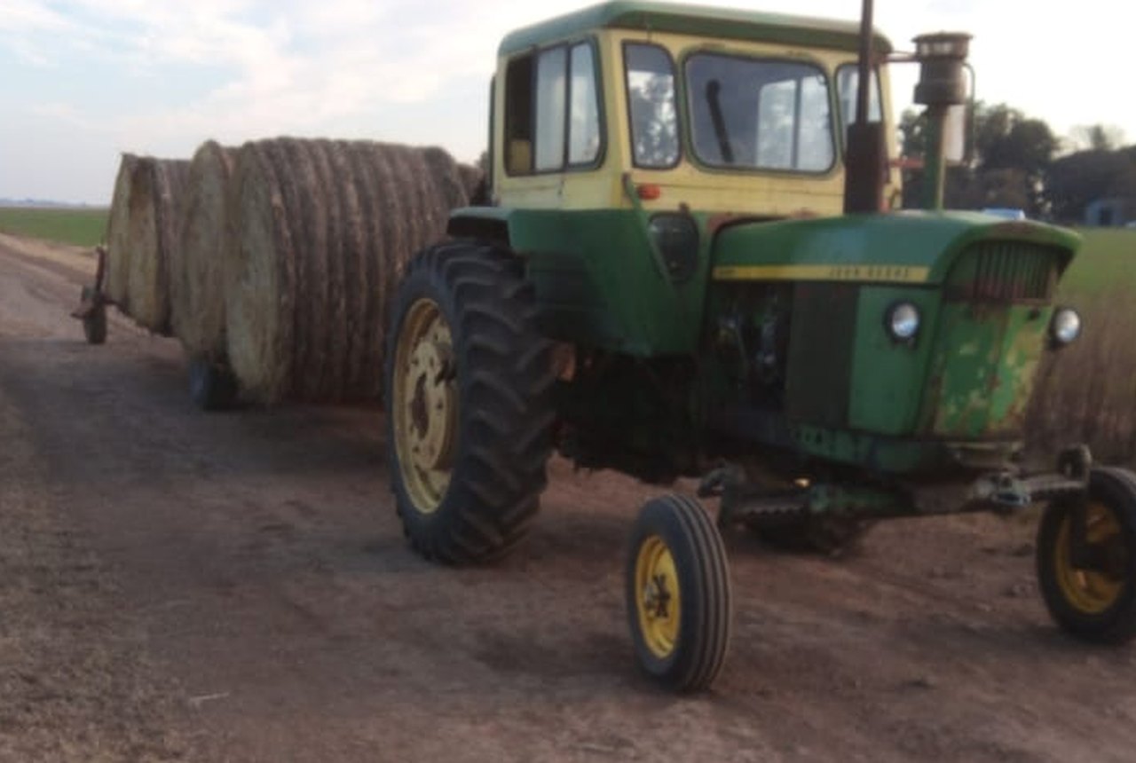 Rollos de forraje en el campo