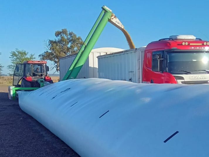 Silobolsa blanca recibiendo grano desde un camión